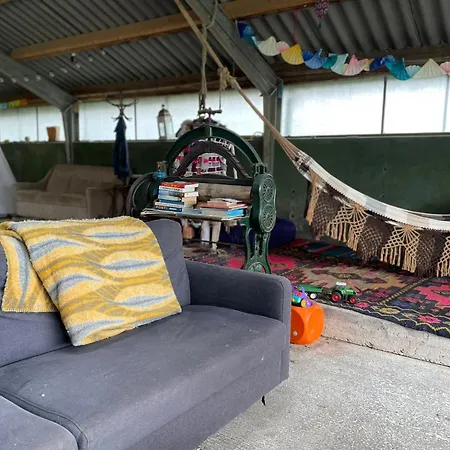 Vintage Caravan In Old Orchard At Farm Huize Blokland Parque de Campismo