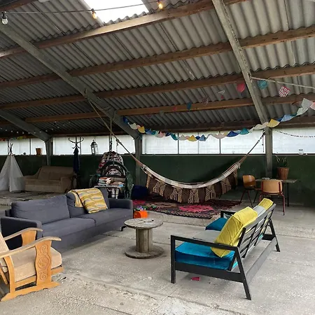 Parque de Campismo Vintage Caravan In Old Orchard At Farm Huize Blokland