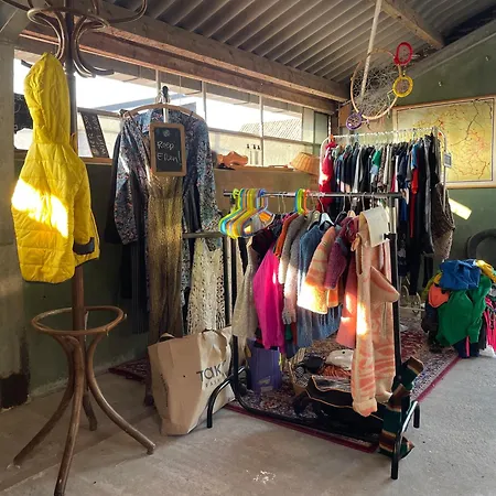 Vintage Caravan In Old Orchard At Farm Huize Blokland Parque de Campismo Hem