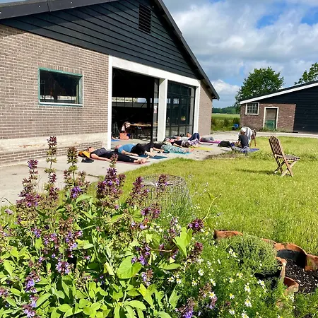 Vintage Caravan In Old Orchard At Farm Huize Blokland Κάμπινγκ *